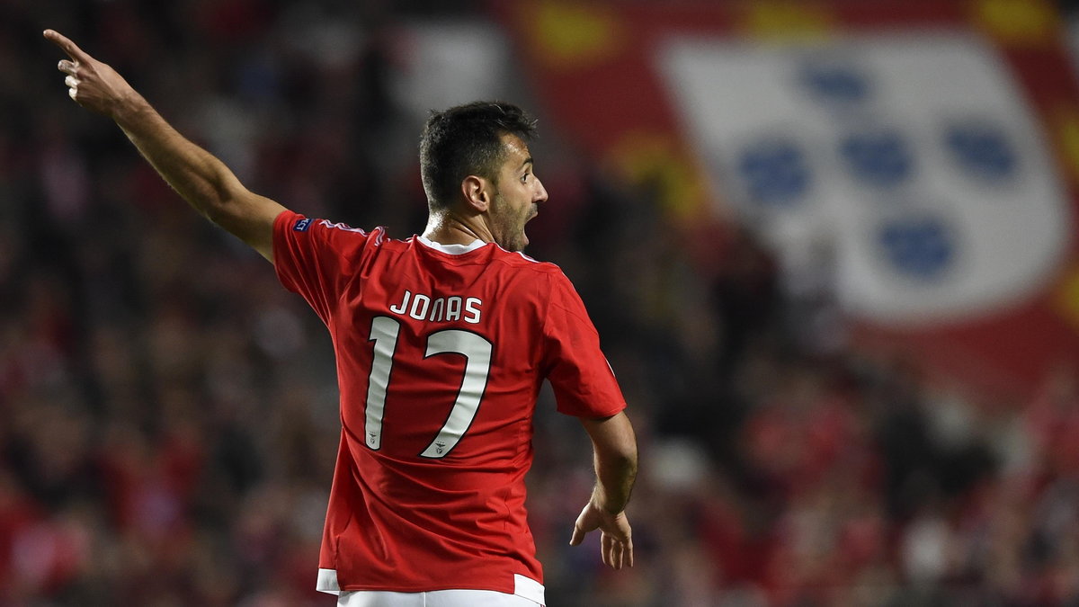 Benfica's Brazilian forward Jonas gestures during the UEFA Champions League round of 16 football match SL Benfica vs FC Zenith Saint-Petersburg at the Luz stadium in Lisbon on February 16, 2016. / AFP / FRANCISCO LEONG