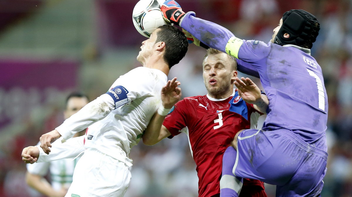 Petr Cech broni strzał Cristiano Ronaldo