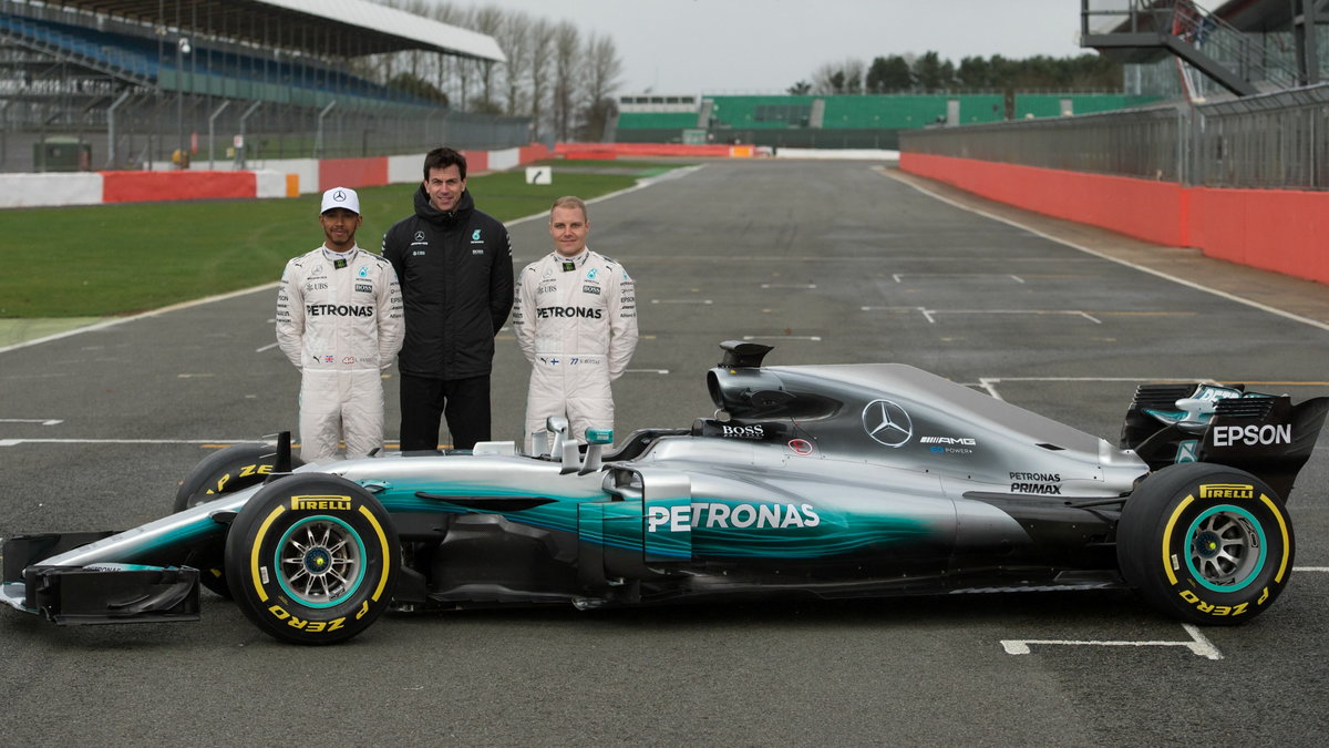 Lewis Hamilton (L), Toto Wolff i Valtteri Bottas