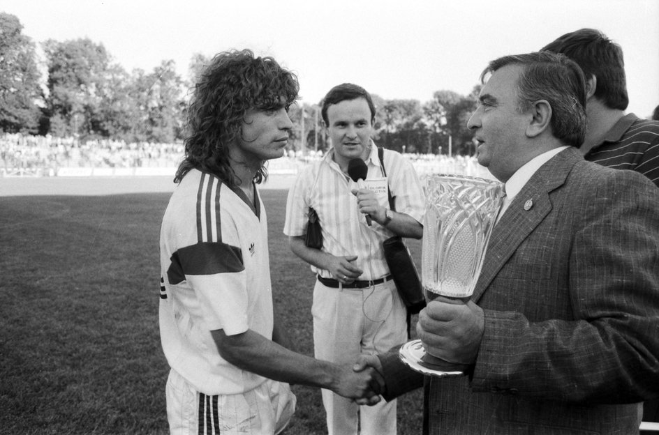 Mecz o Superpuchar Polski w 1989 roku. Roman Kosecki z lewej. 