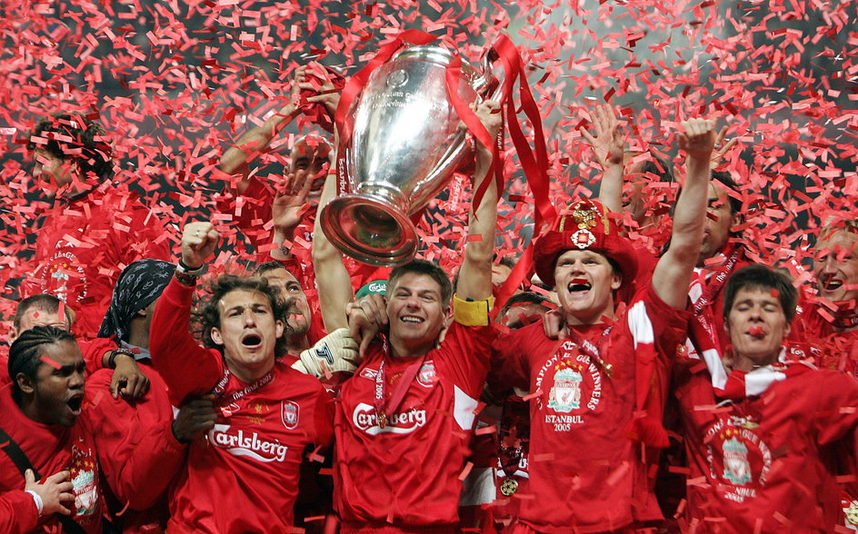 Steven Gerrard wznosi Puchar Ligi Mistrzów w 2005 roku
