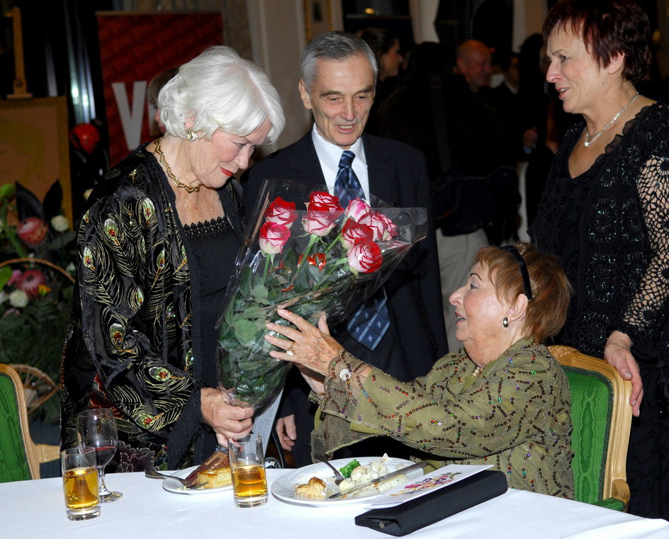 Alina Janowska i Wojciech Zabłocki wręczają bukiet Irenie Kwiatkowskiej z okazji jej 95. urodzin (2007 r.)