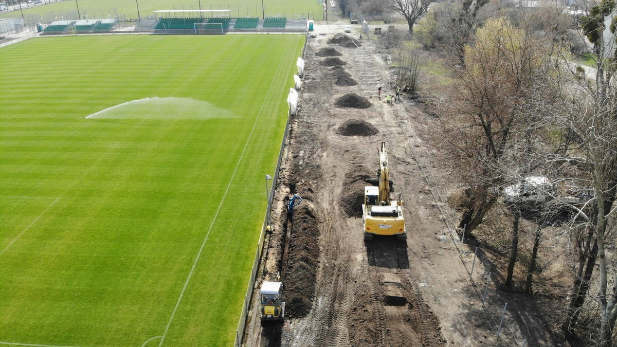 Budowa masztów oświetleniowych na stadionie Warty właśnie ruszyła