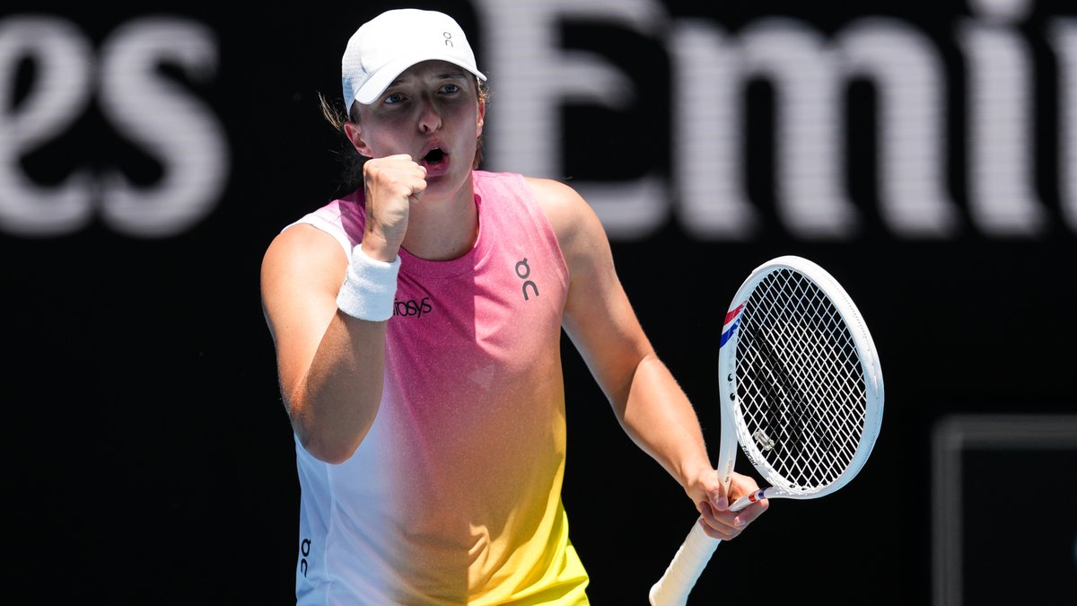 Iga Świątek Dominates Emma Navarro to Secure Australian Open Semifinal Spot