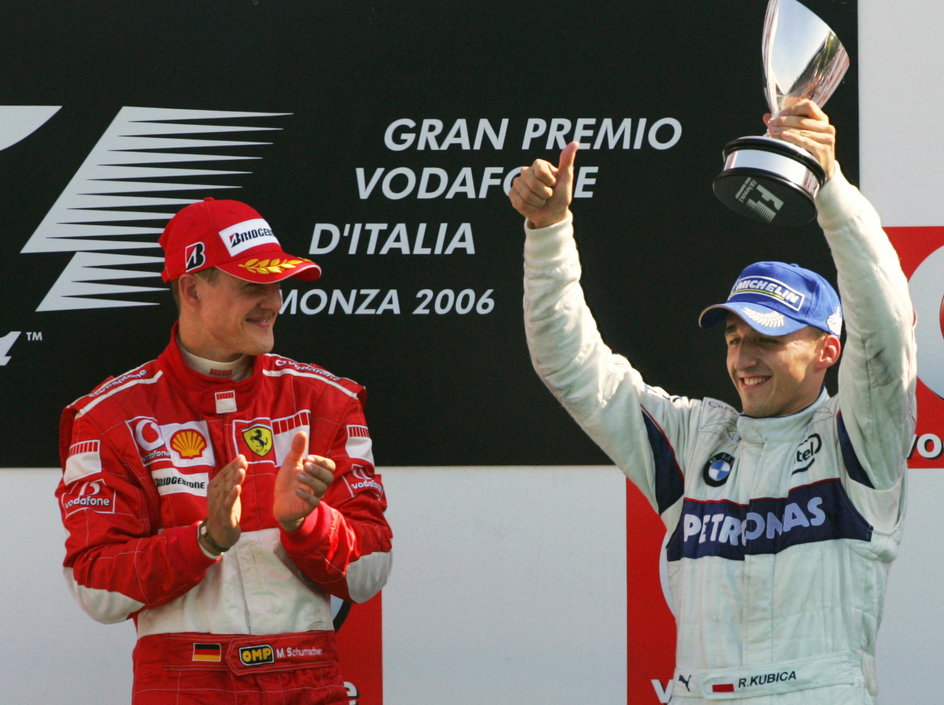 Robert Kubica świętuje swoje pierwsze podium w wyścigu Formuły 1 (Grand Prix Włoch 2006). Oklaskuje go sam Michael Schumacher