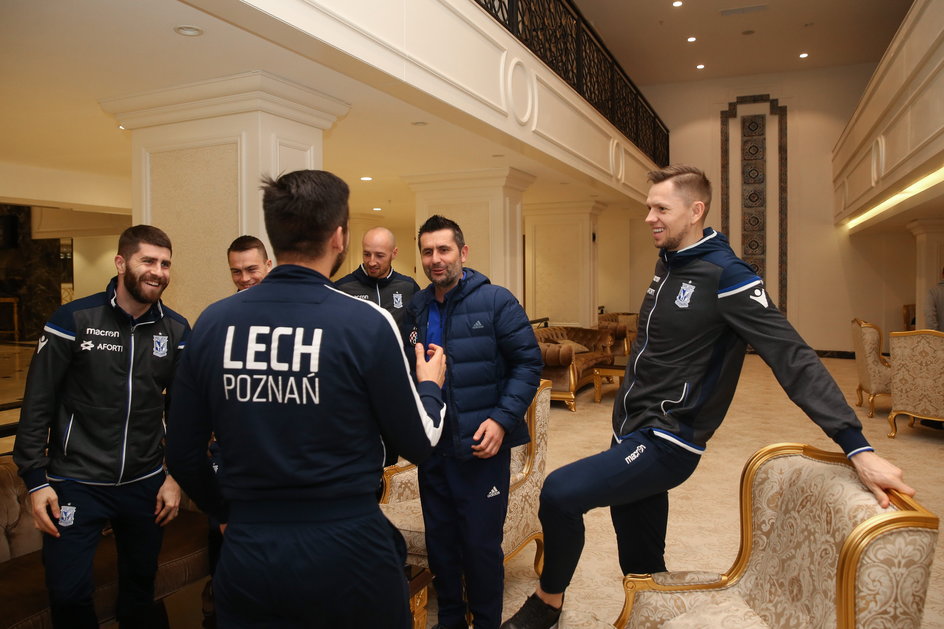 Trener Dinama Zagrzeb Nenad Bjelica (w kurtce) w Turcji spotkał się ze swym niedawnym zespołem – piłkarzami Lecha.