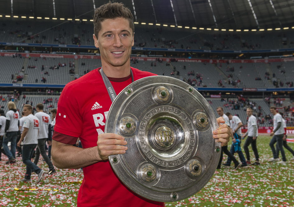 Robert Lewandowski świętujący z Bayernem zdobycie tytułu mistrza Niemiec w sezonie 2014/2015