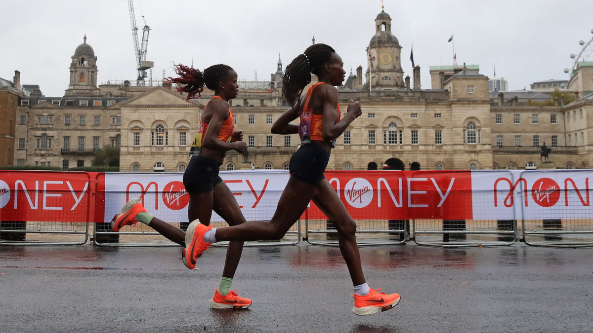 Brigid Kosgei (z lewej) i Ruth Chepngetich - obie pobiły rekordy świata biegnąc w butach z karbonową wkładką. Pierwsza w maratonie, a druga w półmaratonie