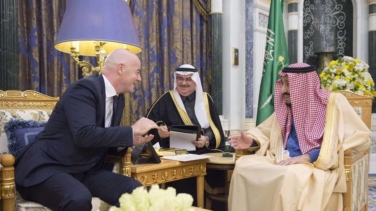 Prezydent FIFA Gianni Infantino z królem Arabii Saudyjskiej Salmanem bin Abdulazizem Al Saudem