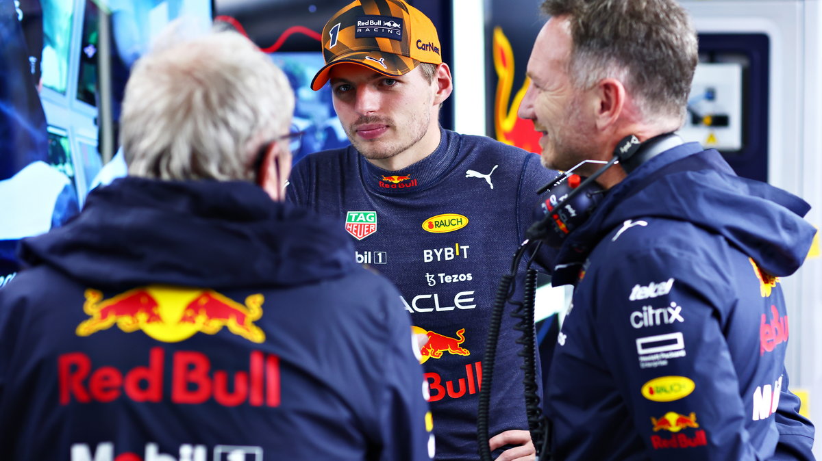 Max Verstappen i pracownicy teamu Red Bulla