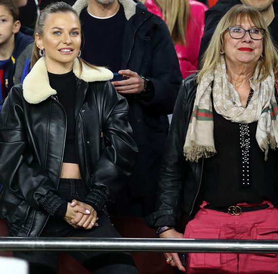 Anna Lewandowska i Iwona Lewandowska na trybunach podczas meczu FC Barcelona — Cadiz