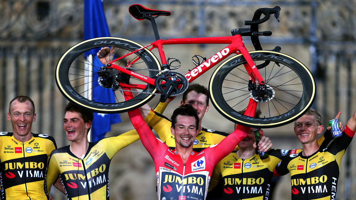 Primož Roglič świętuje wygraną w Vuelta a España 2021