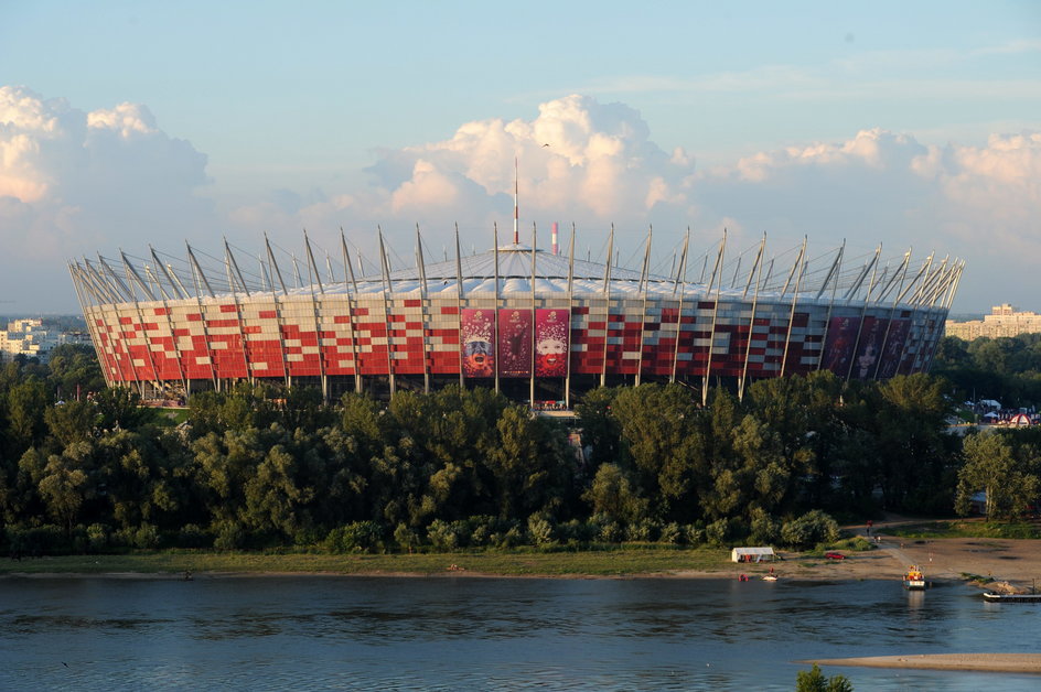 Budowa Stadionu Narodowego rozpoczęła się 15 maja 2008 roku i trwała do 29 listopada 2011 roku. Przez następne tygodnie składano wnioski niezbędne do uzyskania zgody na użytkowanie obiektu.