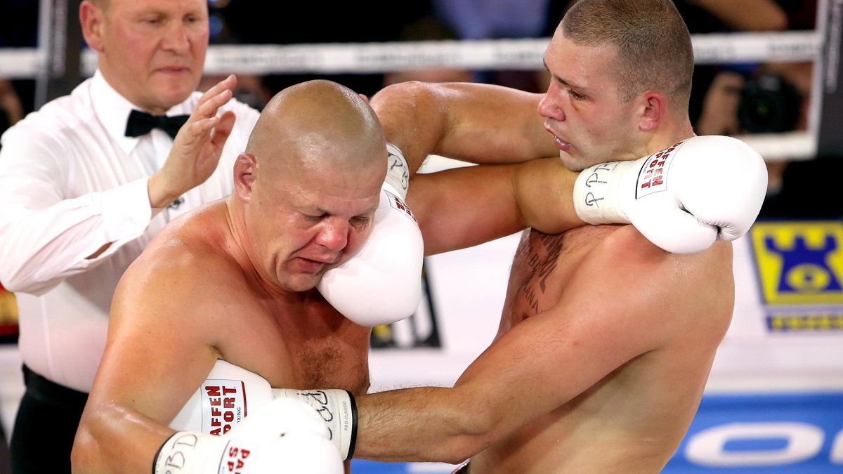 19.10.2013 WIELICZKA, BOKS, KOPALNIA SOLI W WIELICZCE, GALA BOKSU ZAWODOWEGO WOJAK BOXING NIGHT UNDERGROUND SHOW, WALKA KRZYSZTOF ZIMNOCH VS ARTUR BINKOWSKINZ (L) ARTUR BINKOWSKI , (P) KRZYSZTOF ZIMNOICHFOTO PAULINA OLSZAK/CYFRASPORT/NEWSPIX.PL---Newspix.