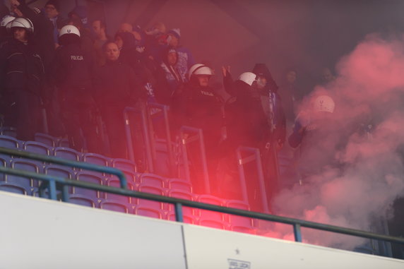 20223374 - PIŁKA NOŻNA EKSTRAKLASA LECH POZNAŃ LECHIA GDAŃSK (Policja na trybunach stadionu Lecha Poznań)