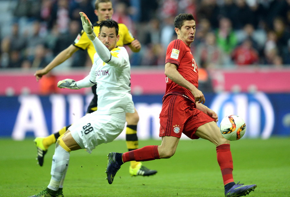 Robert Lewandowski i Roman Buerki (4 października 2015)