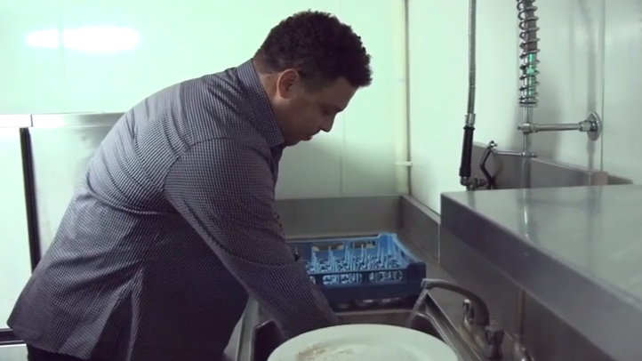 Ronaldo myjący talerze