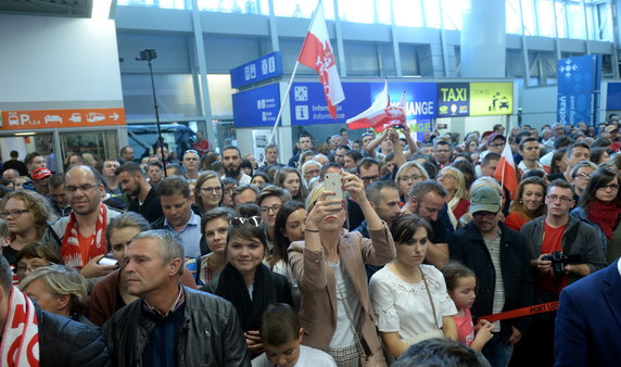 Gorące powitanie polskich siatkarzy na lotnisku w Warszawie