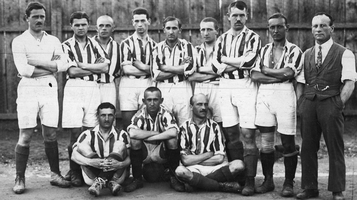 Mistrzowski zespół Cracovii z sezonu 1921. Imre Pozsonyi stoi pierwszy z lewej