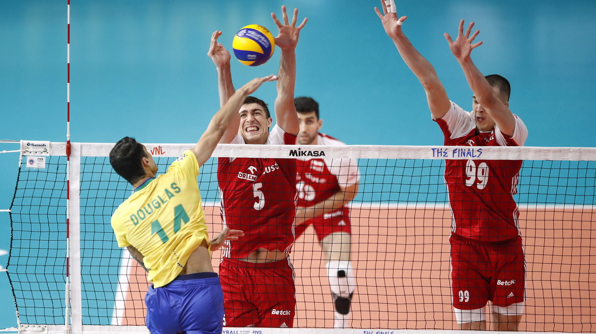 Polska – Brazylia w Final Six Ligi Narodów. Douglas Souza (l), Łukasz Kaczmarek (ś), Norbert Huber (p)