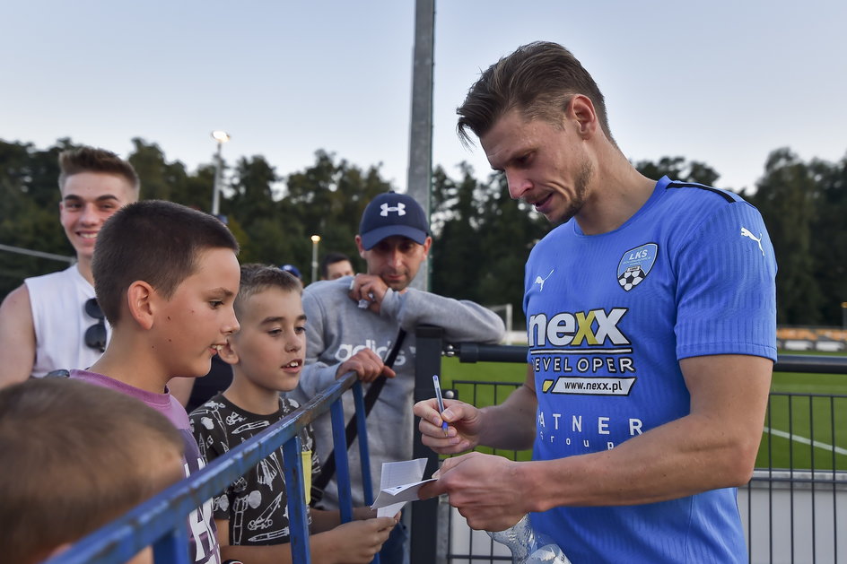 Po meczach Łukasz Piszczek cierpliwie rozdaje autografy.