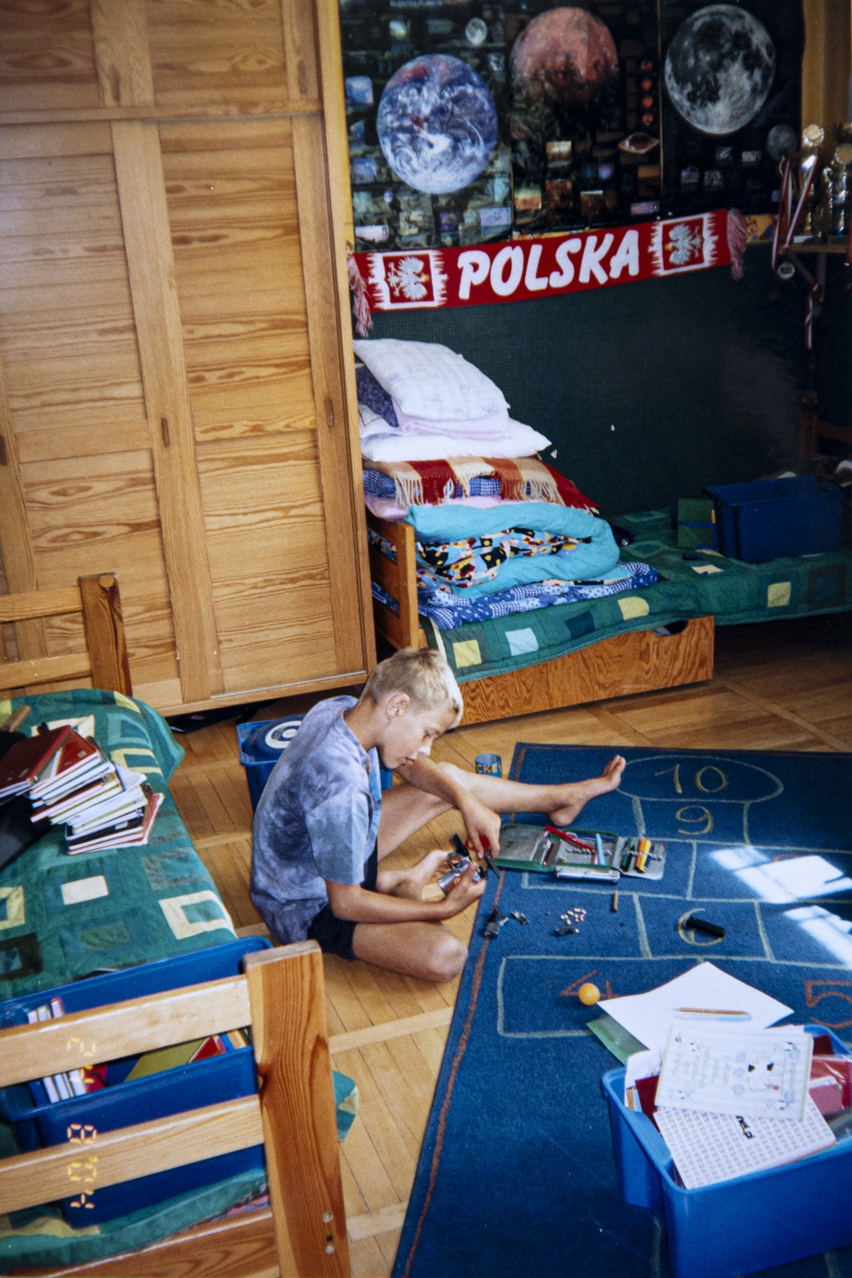 Jan Bednarek w dzieciństwie w swoim pokoju w Kleczewie