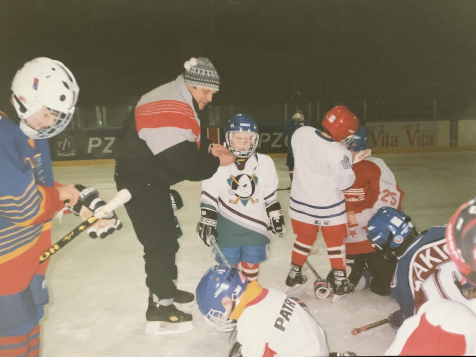 W dzieciństwie Filip na treningi, pod okiem dziadka, często przychodził w koszulce Anaheim Mighty Ducks.