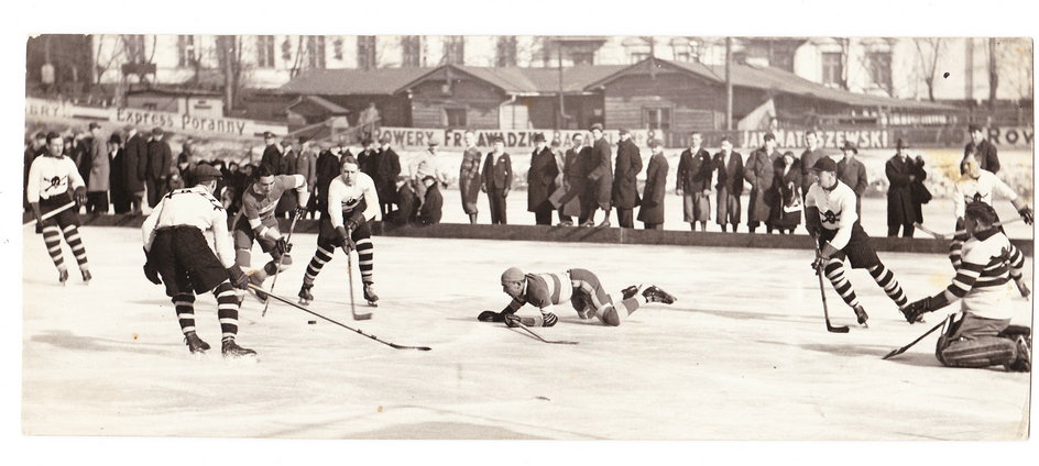 W końcu lat dwudziestych XX wieku hokeiści AZS Warszawa należeli do najlepszych w Europie. Na zdjęciu mecz na Dynasach w 1927 roku. 