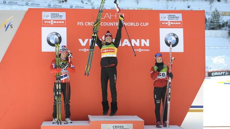 Justyna Kowalczyk na najwyższym stopniu podium w Lahti. 