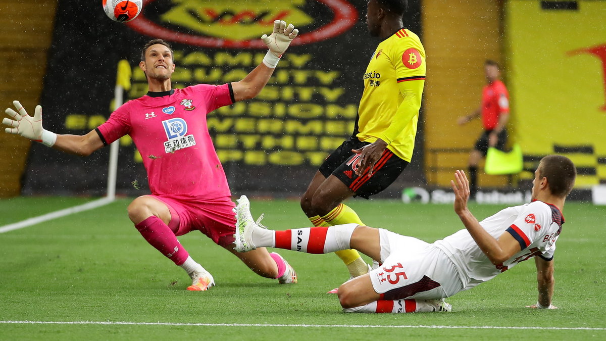 Jan Bednarek strzela gola samobójczego w meczu Watford - Southampton