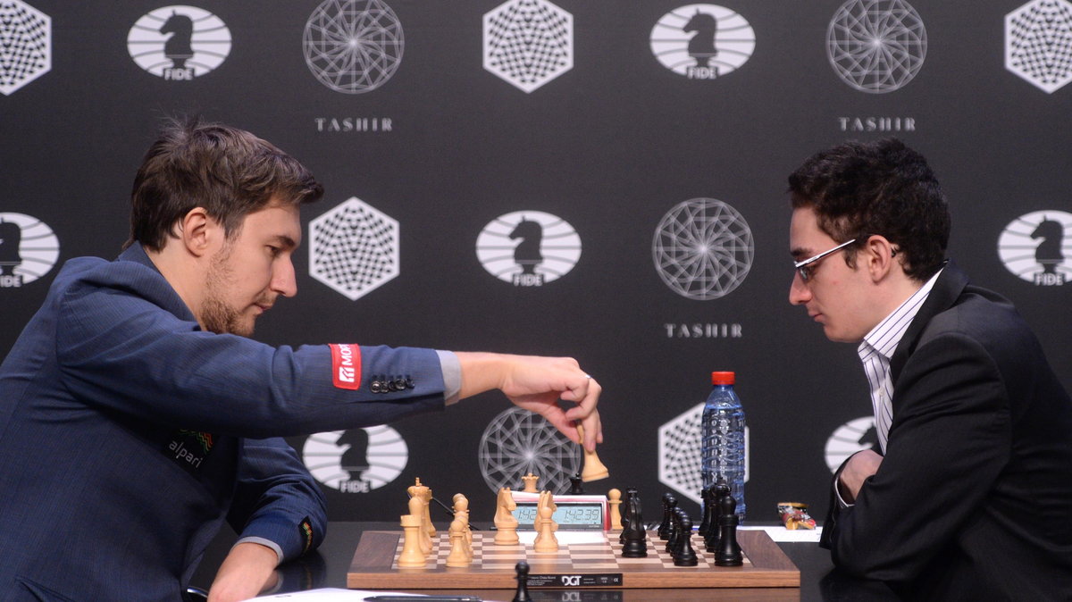 Serigiej Karjakin (z lewej) kontra Fabiano Caruana