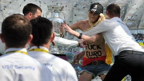 Kobieta z grupy FEMEN próbuje ukraść Puchar Delaunaya