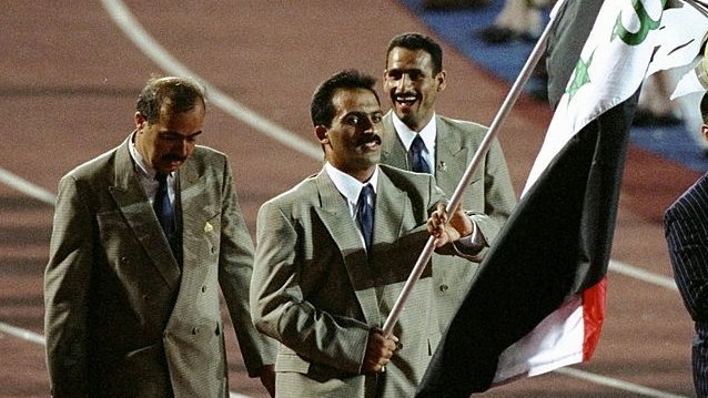 Raed Ahmed niesie iracką flagę podczas ceremonii otwarcia igrzysk olimpijskich w Atlancie w 1996 r.