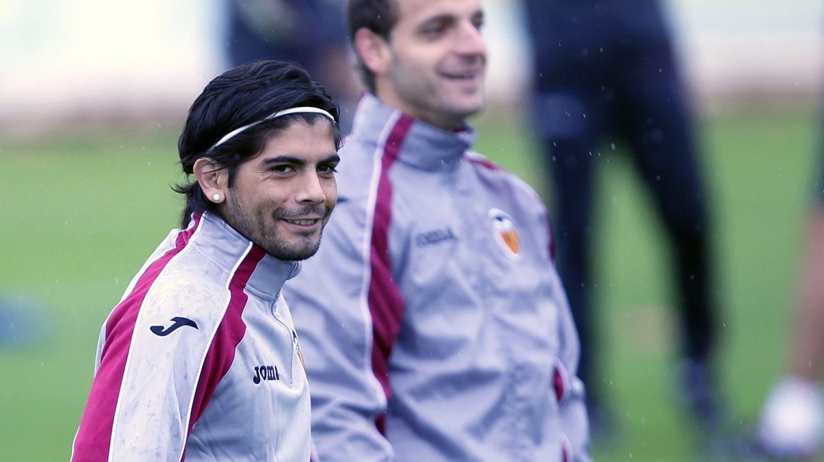 Ever Banega (L)