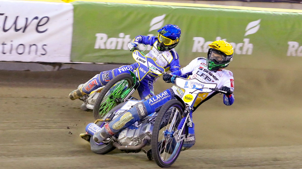 Jason Doyle (w kasku żółtym) i Patryk Dudek (w kasku niebieskim).