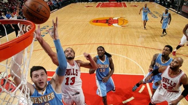 Jusuf Nurkić w ataku na kosz Bulls