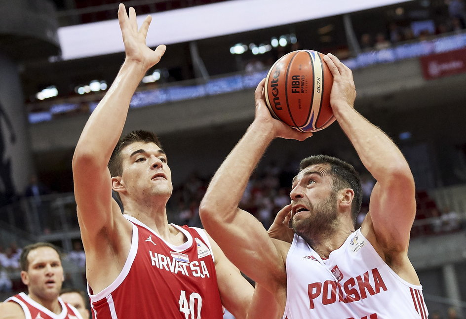 Adam Hrycaniuk i Ivica Zubac w meczu Polska - Chorwacja