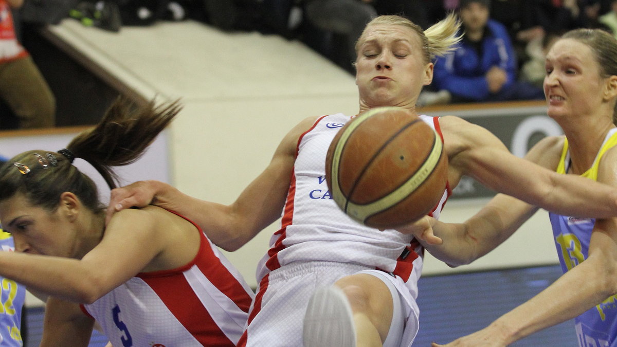 Erin Phillips (C) i Milka Bjelica (L) z Wisły Can-Pack Kraków