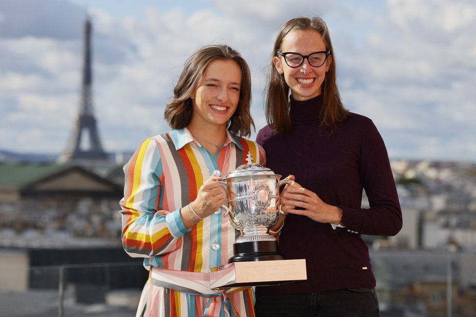 Iga Świątek ze starszą siostrą Agatą po wygraniu pierwszego w karierze Rolanda Garrosa