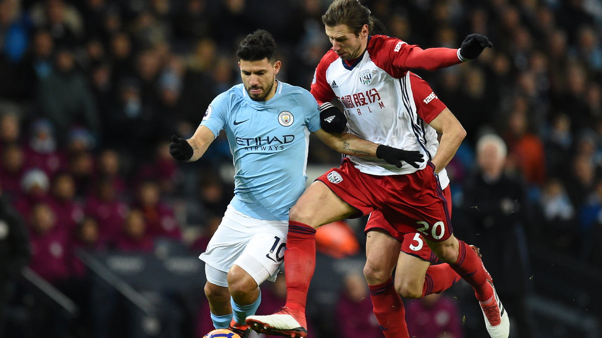 Grzegorz Krychowiak walczy o piłkę z Sergio Agüero.