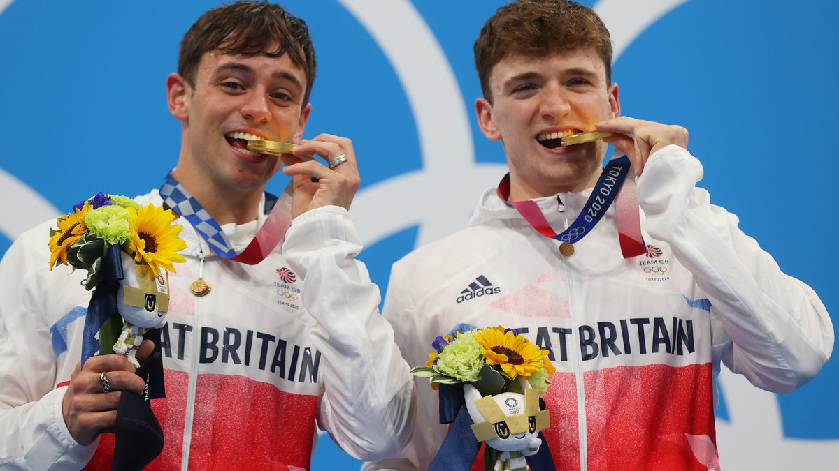 Na zdjęciu Matty Lee i Thomas Daley ze złotymi medalami wywalczonymi w synchronicznych skokach do wody z 10-metrowej wieży