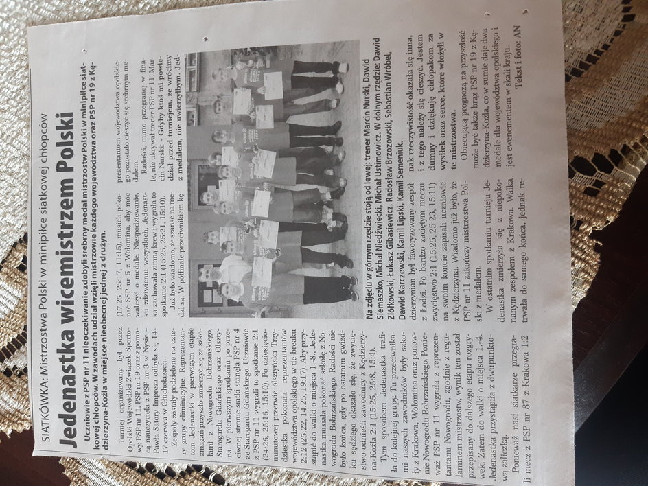 Artykuł z lokalnej gazety informujący o sukcesie zespołu ze Szkoły Podstawowej nr 11 w Kędzierzynie-Koźlu – wicemistrza Polski w mini siatkówce. W gronie medalistów był Kamil Semeniuk.