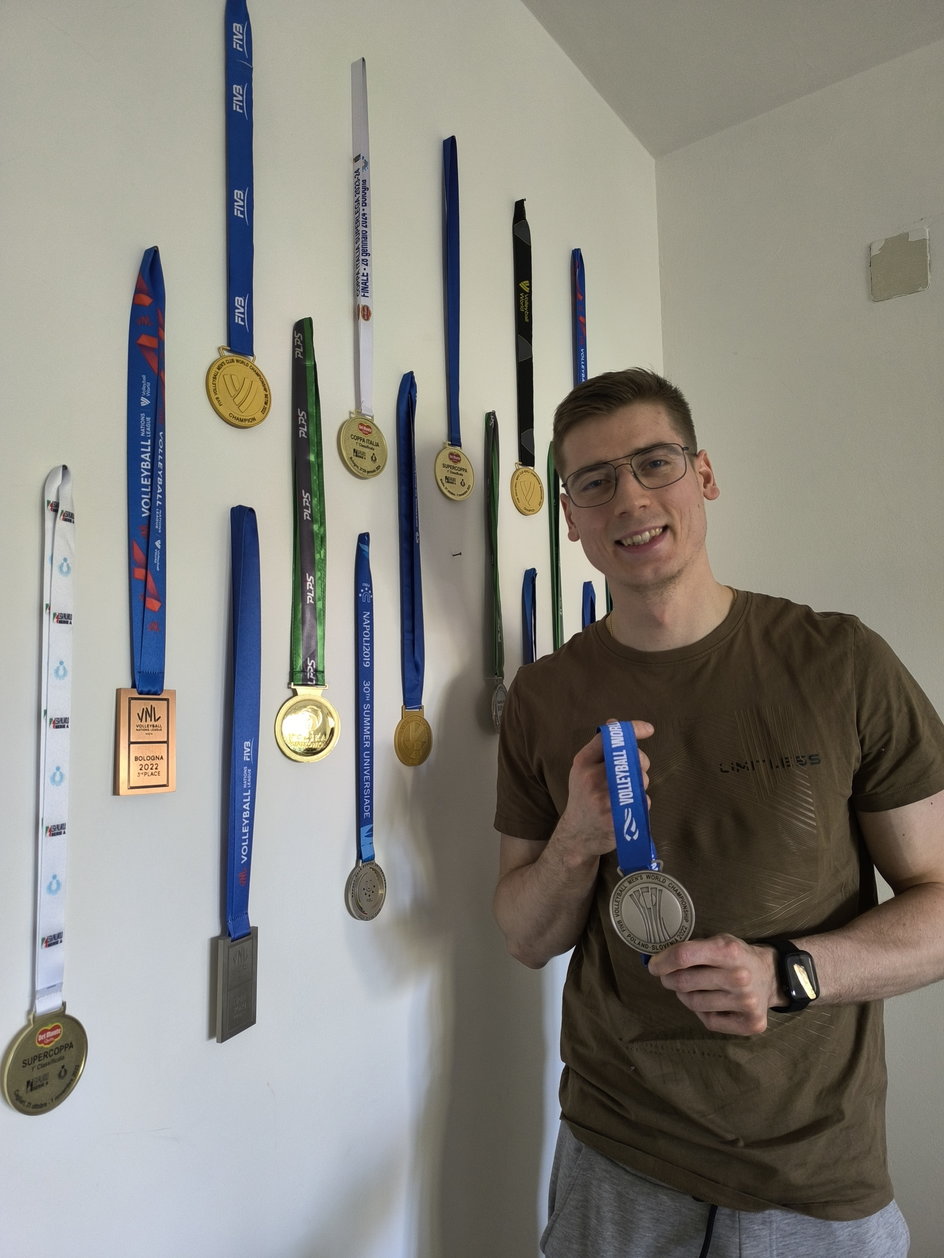 Kamil zabrał ze sobą z Polski wszystkie najważniejsze medale, jakie zdobył w karierze. Na zdjęciu z dumą prezentuje srebro mistrzostw świata 2022.