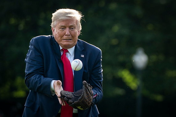 23 lipca 2020: Ówczesny prezydent USA Donald Trump łapie piłkę baseballową rzuconą przez ikonę klubu New York Yankees Mariano Rivere nieopodal Białego Domu