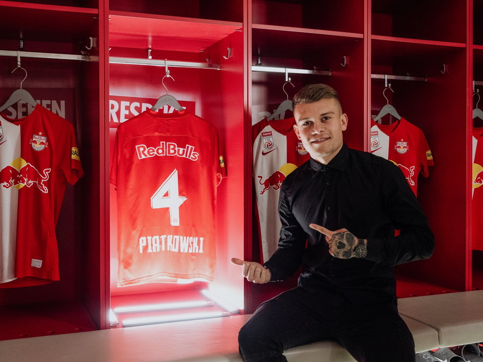 Kamil Piątkowski podczas prezentacji po transferze do Red Bull Salzburg. Odbyła się ona 1 lutego tego roku.