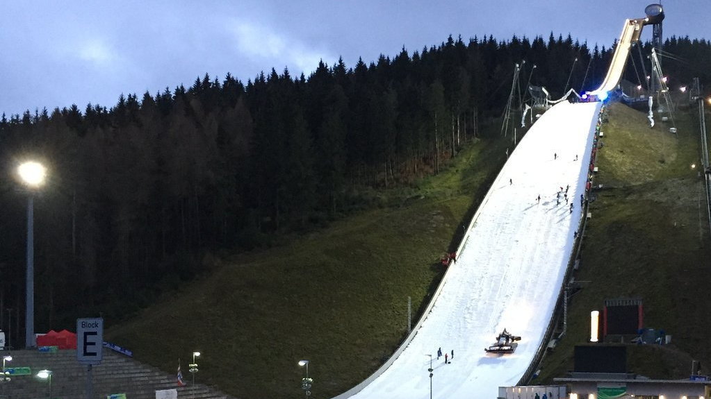 Tak skocznia w Klingenthal wygląda w sobotni poranek, fot. Twitter FIS Ski Jumping