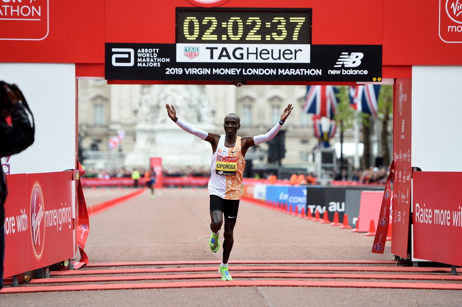 Eliud Kipchoge na mecie biegu w Londynie (2019)