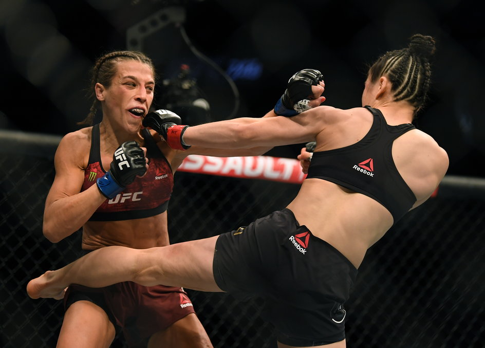 Jędrzejczyk podczas walki z Zhang w UFC