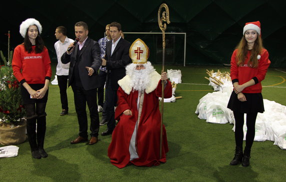 Franciszek Smuda i św. Mikołaj odwiedzili akademię piłkarską w Krakowie