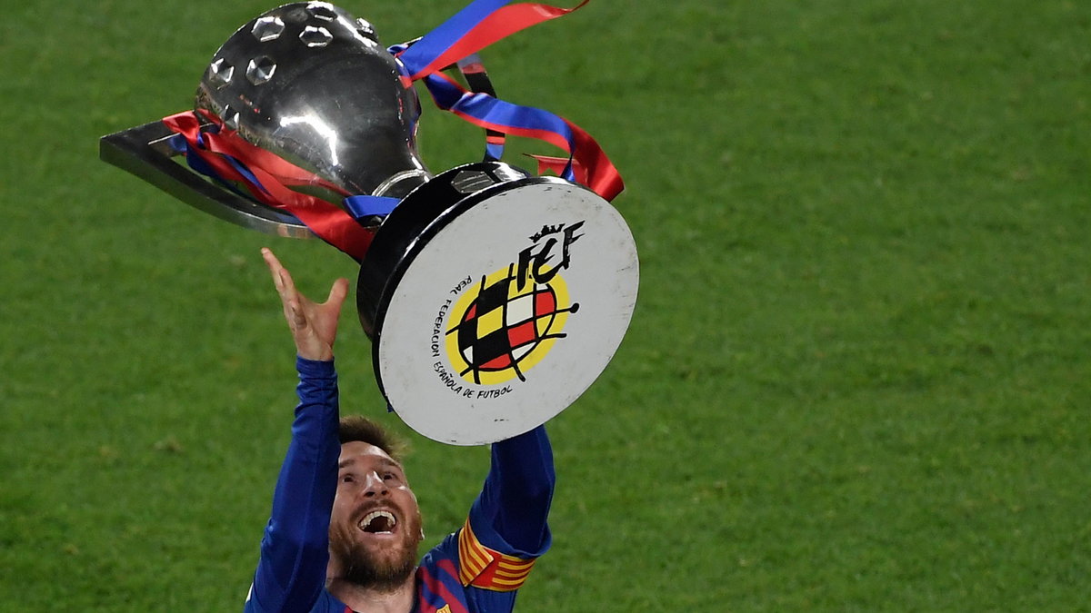 Lionel Messi z trofeum za wygranie LaLiga